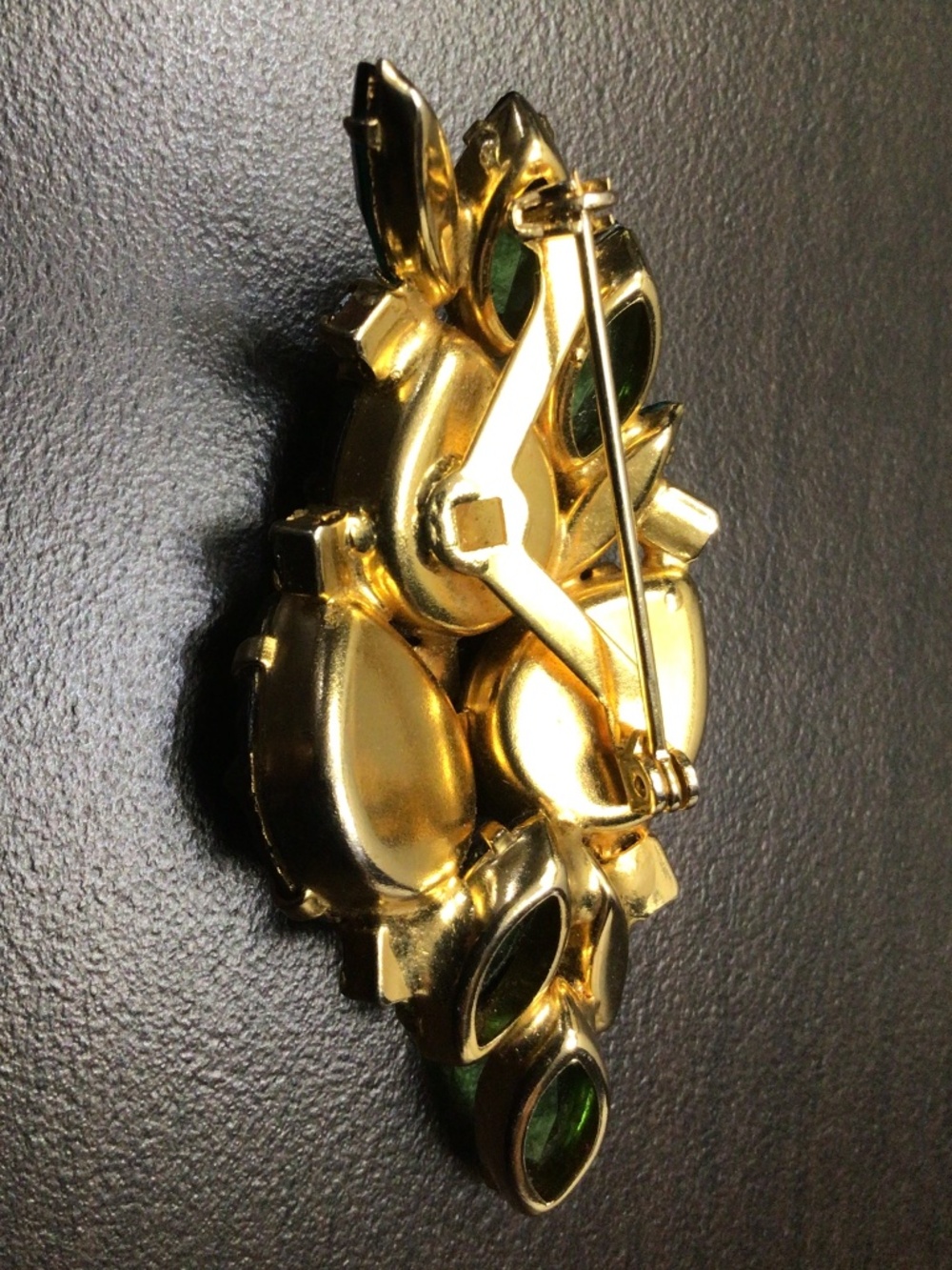 Vintage Green Molded Givre Glass Rhinestone Brooch Goldtone Metal - Picture 6 of 16